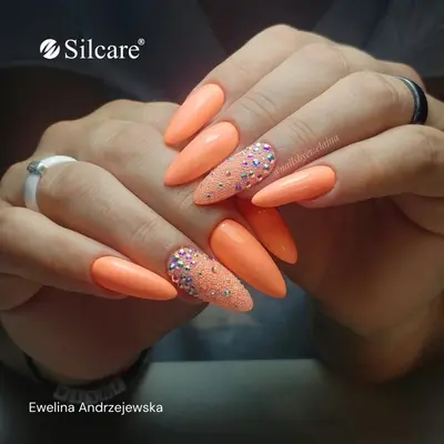 Paznokcie neonowe – manicure