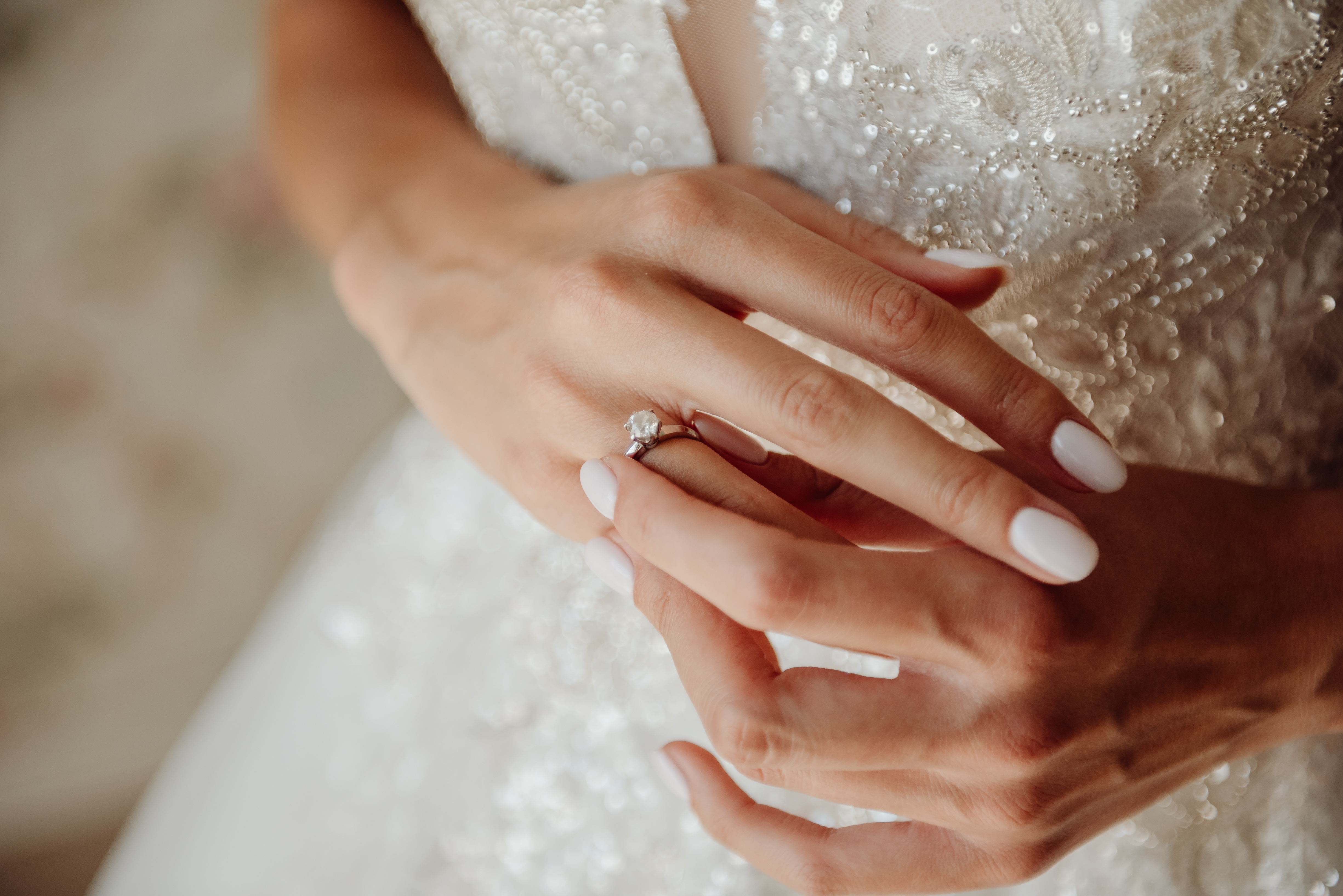 Kobieta przygotowująca się do ślubu mająca na ręku pierścionek zaręczynowy