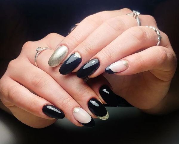 Black nails. Get inspired by the movie "Joker", the most famous production this fall!