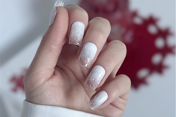 Light nails for the holidays? 5 ideas for fans of elegant light nails with a twist!