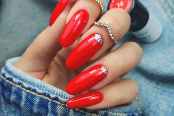Nails cherry red: cherry red in styling for 2025