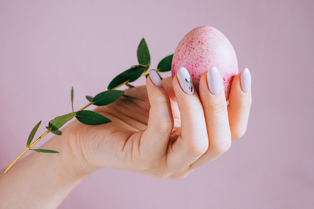Wielkanocna metamorfoza: jak odświeżyć swój manicure hybrydowy w kilka minut?