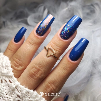 Dunkelblaue Hybridnägel mit Glitzereffekt – Abendstyling