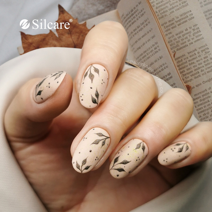 Nail styling in shades of beige and gold