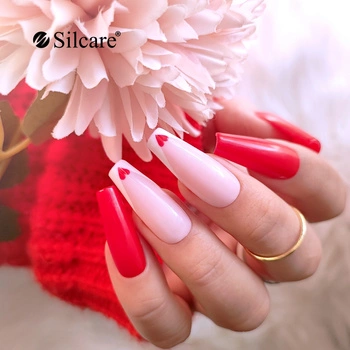 Manicure ibrido delicato per San Valentino con rosa e cuori